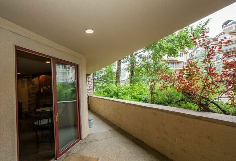 فندق Strawberry Park