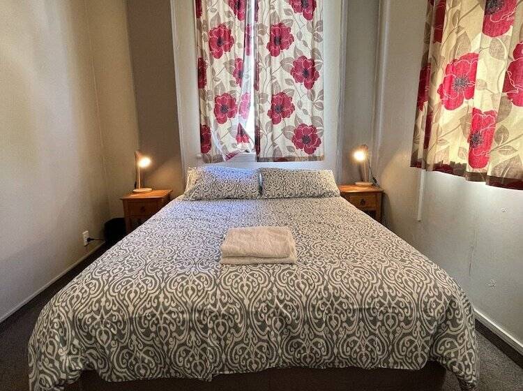 هاستل Uptown Backpackers