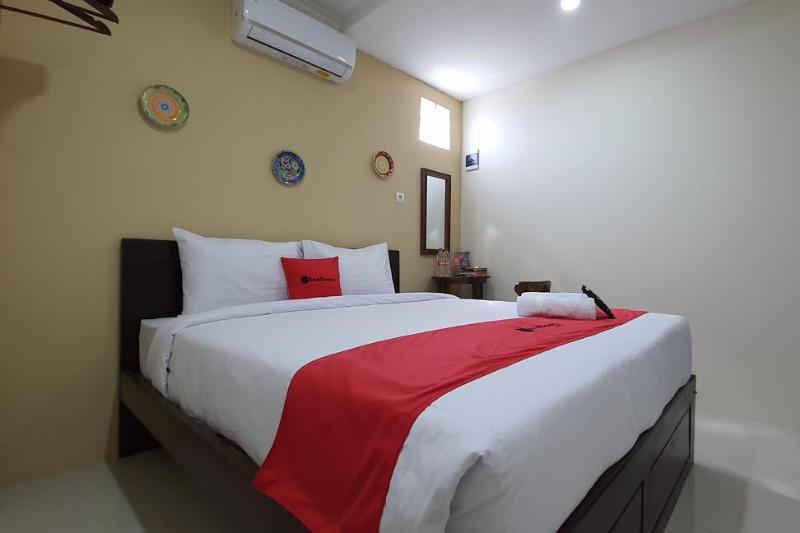 Отель Reddoorz Syariah Near Solo Square Mall