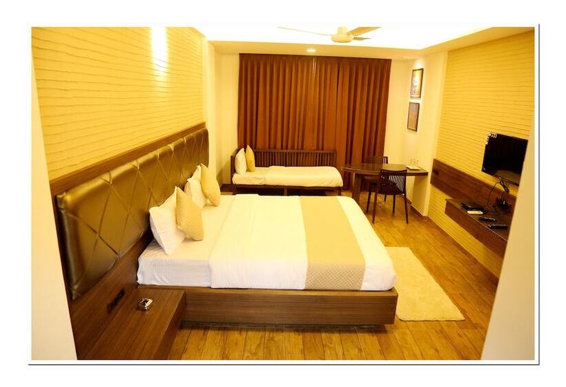 Отель Royal Square