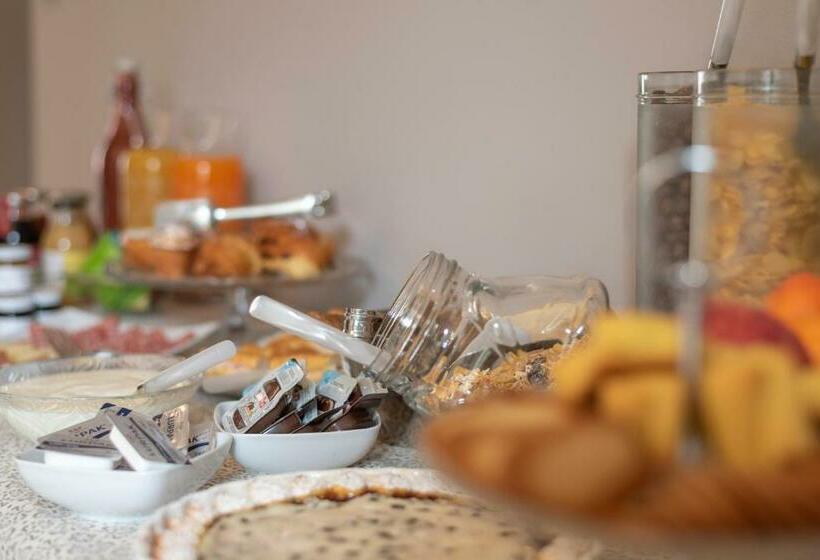 تختخواب و صبحانه In Lucus Guest House