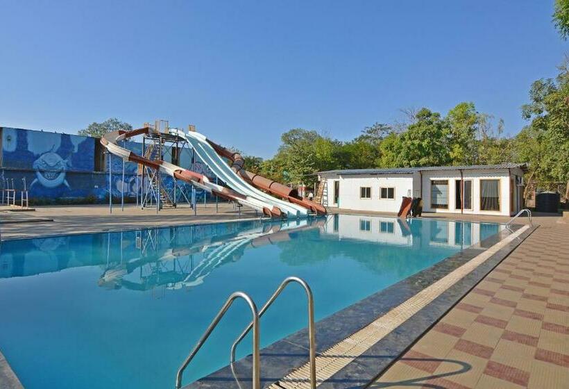 Отель Oyo 27017 Midway Park Resort