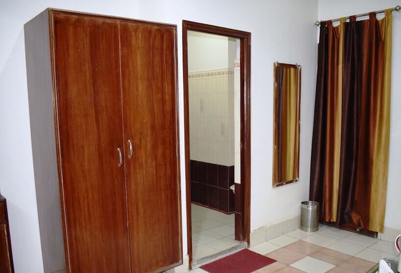 בית מלון כפרי The Centre Square