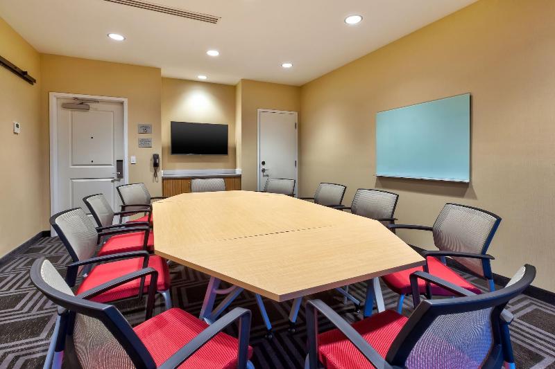 هتل Towneplace Suites By Marriott Grand Rapids Airport Southeast