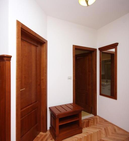 膳宿费 Rooms With A Swimming Pool Tisno, Murter   3219