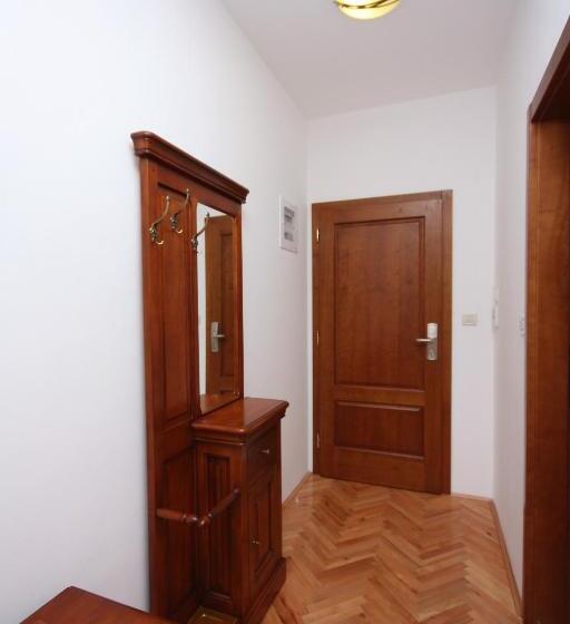 膳宿费 Rooms With A Swimming Pool Tisno, Murter   3219