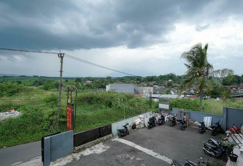 Отель Reddoorz Near Exit Toll Sirkuit Sentul