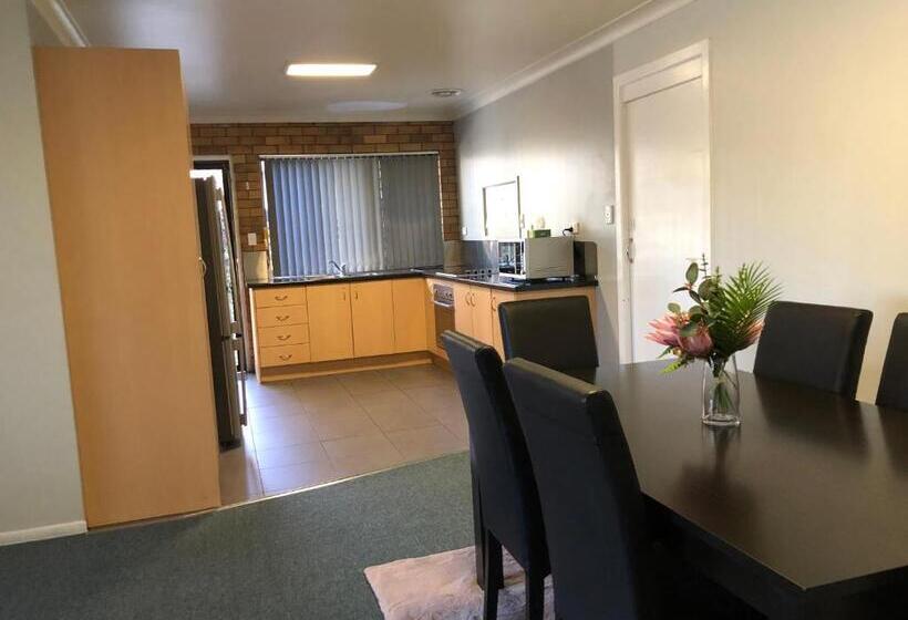 Jackie Howe Motel