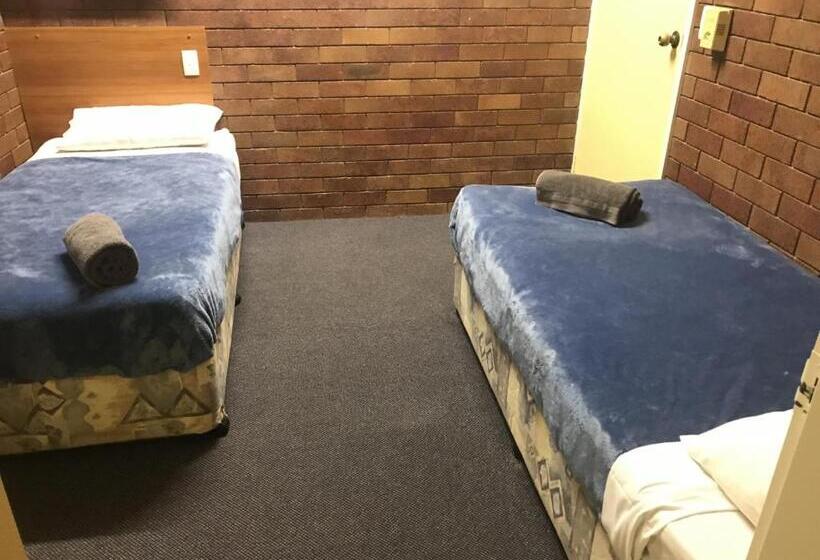モーテル Golden West Motor Inn