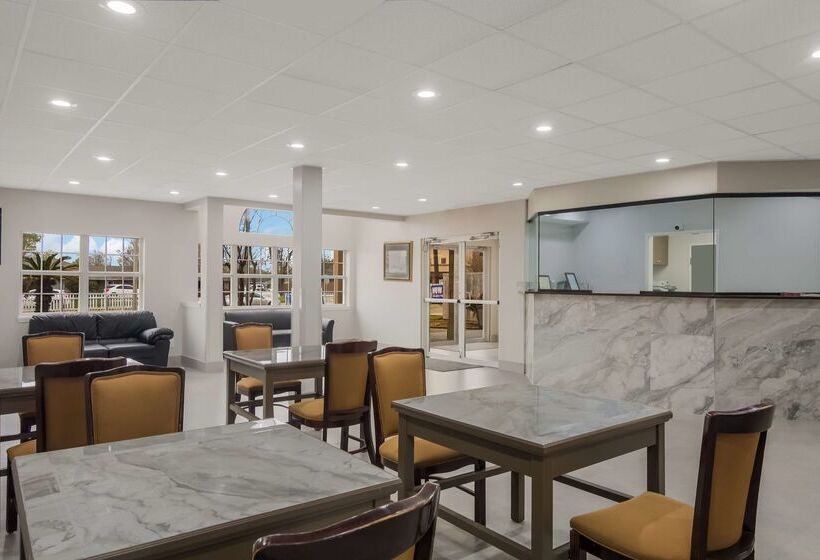 בית מלון כפרי Americas Best Value Inn And Suites Lake Charles