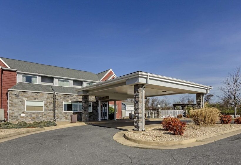 هتل Clarion Pointe Staunton East
