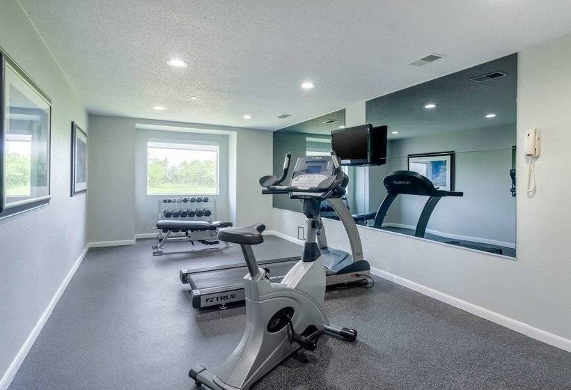 هتل Clarion Pointe Staunton East