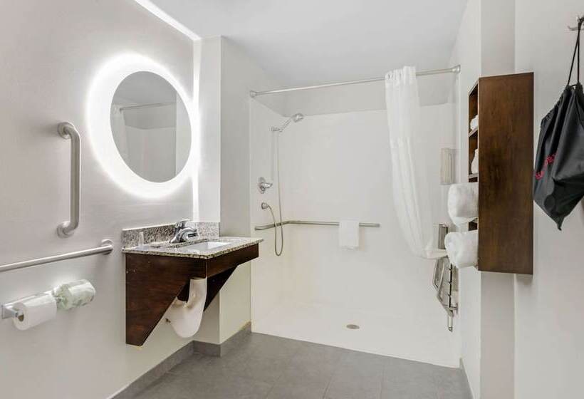 هتل Clarion Pointe Staunton East