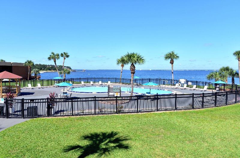 בית מלון כפרי Quality Inn & Suites Gulf Breeze Bayside Near Pensacola Beach