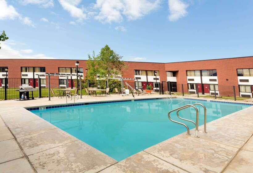 هتل Ramada By Wyndham Cedar City