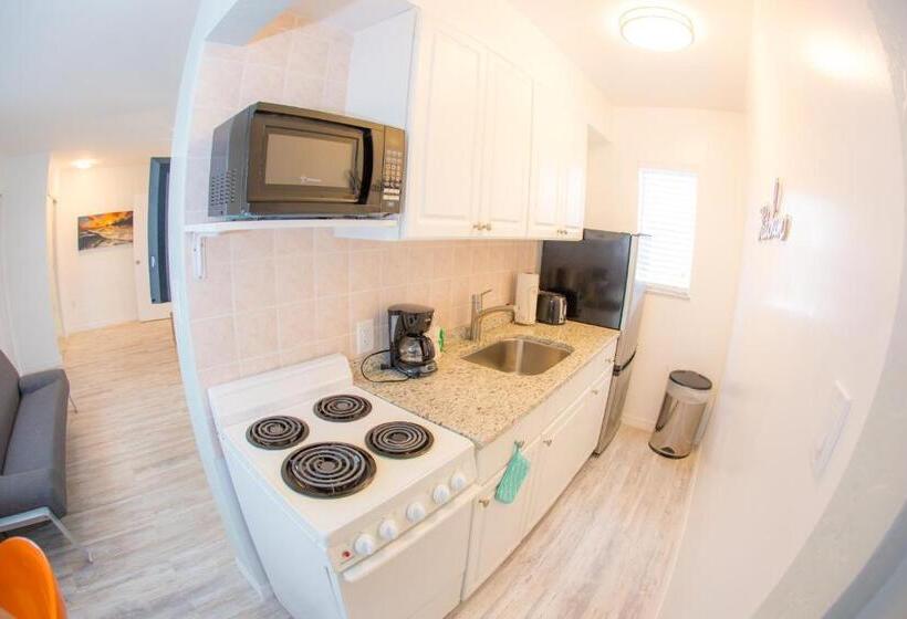 فندق على الطريق St. Pete Beach Suites