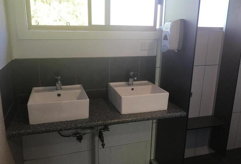 هاستل Backpackers Inn On The Beach