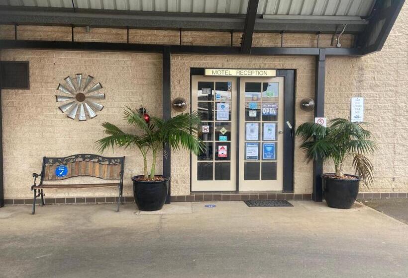 فندق على الطريق All Seasons Motor Lodge