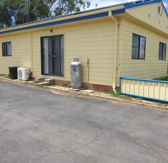 فندق على الطريق Newell Hwy Caravan Park