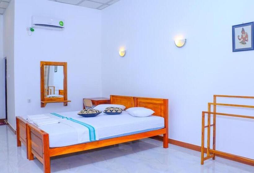 Отель Julia Safari Inn