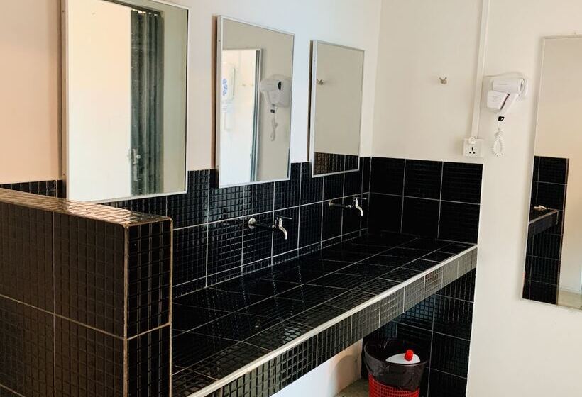 בית מלון כפרי Spot On 89900 Jesselton Capsule Inn