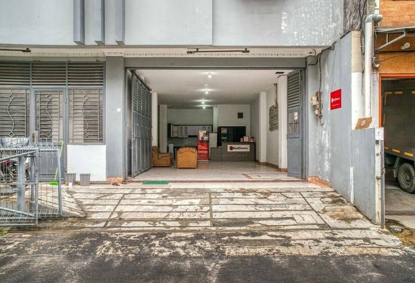 Пансион Reddoorz Near Duta Merlin