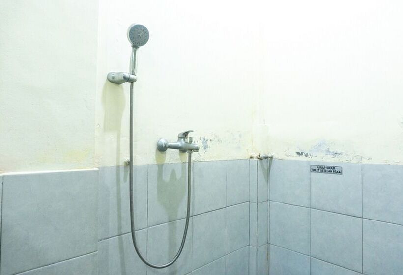 پانسیون Reddoorz @ Gatot Subroto Ende