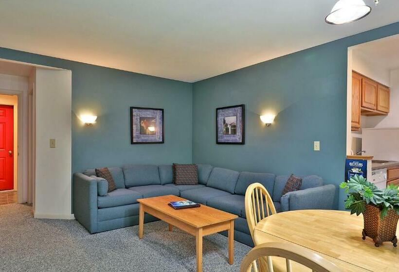 Отель Cedarbrook Queen Suite 109