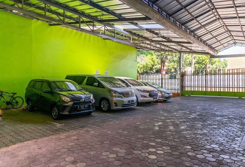 پانسیون Reddoorz Near Kejaksan Station Cirebon 2