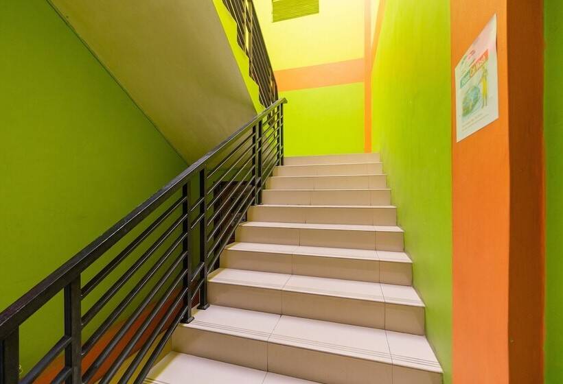 پانسیون Reddoorz Near Kejaksan Station Cirebon 2