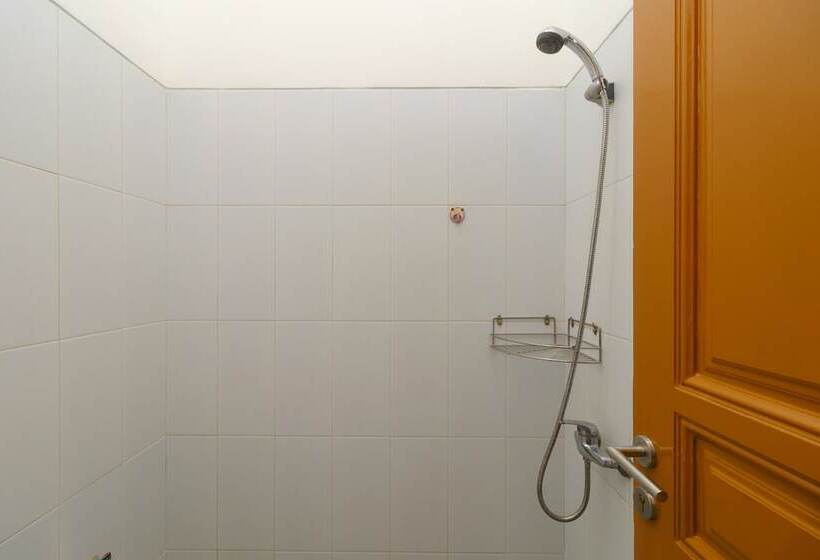 پانسیون Reddoorz Near Kejaksan Station Cirebon 2