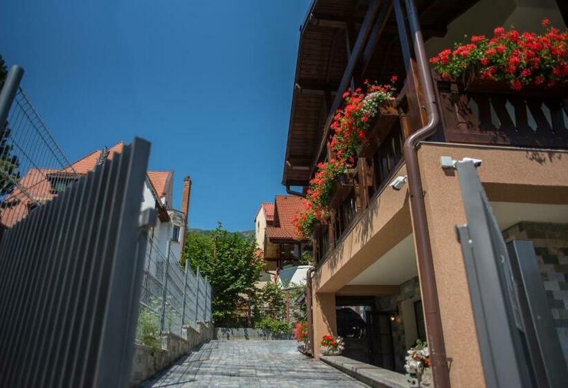 پانسیون Uphill Residence