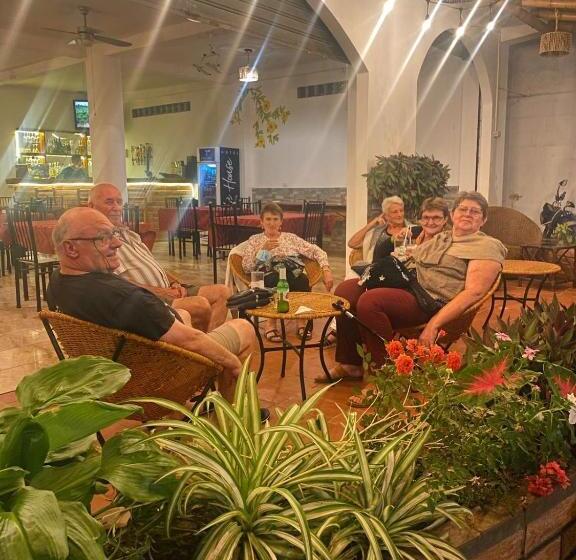 هاستل Whale House