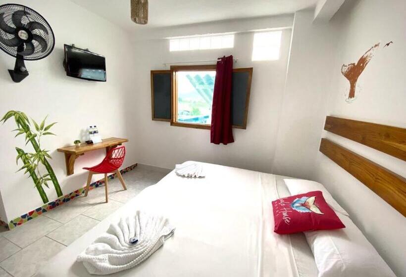 هاستل Whale House