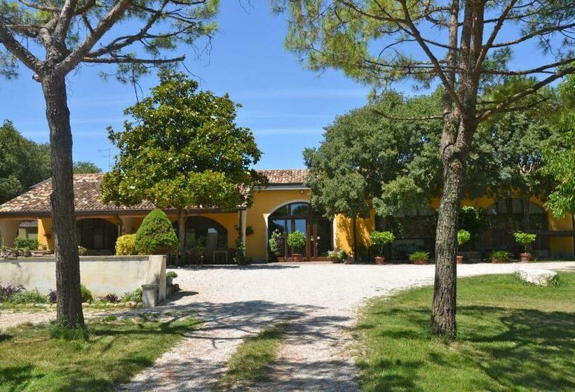 هتل Agriturismo La Montina