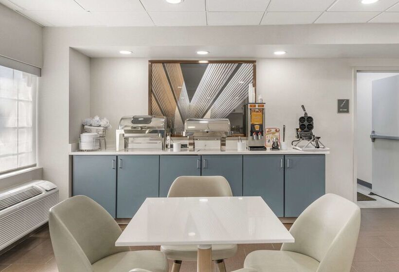 هتل Comfort Inn & Suites Louisville Airport Fair & Expo