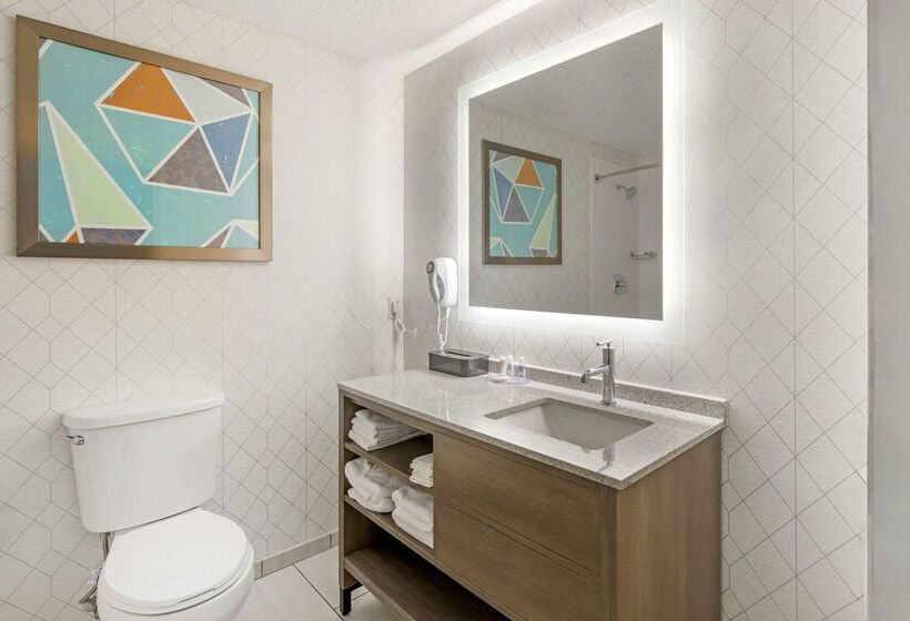 هتل Comfort Inn & Suites Louisville Airport Fair & Expo