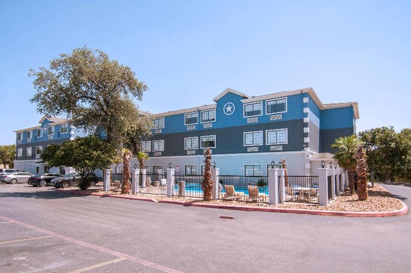 هتل Days Inn & Suites By Wyndham San Antonio North/stone Oak