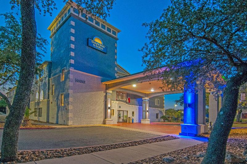 هتل Days Inn & Suites By Wyndham San Antonio North/stone Oak