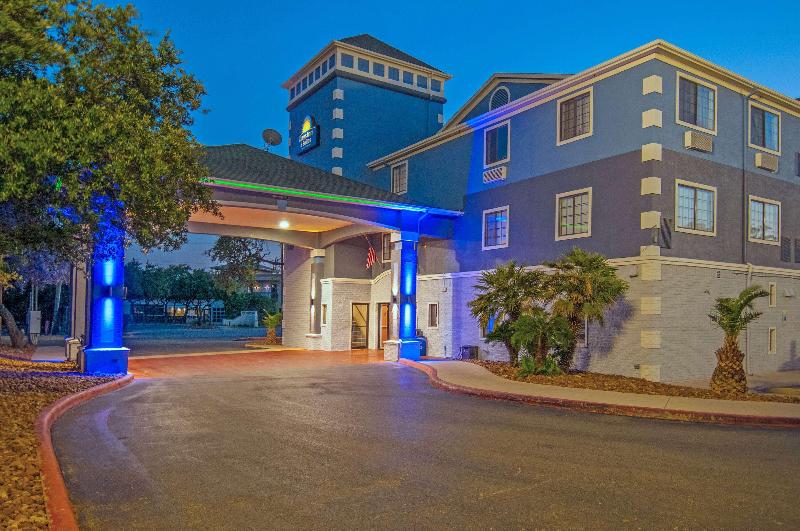 هتل Days Inn & Suites By Wyndham San Antonio North/stone Oak