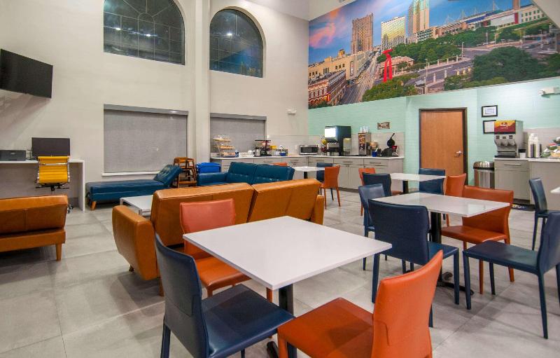هتل Days Inn & Suites By Wyndham San Antonio North/stone Oak