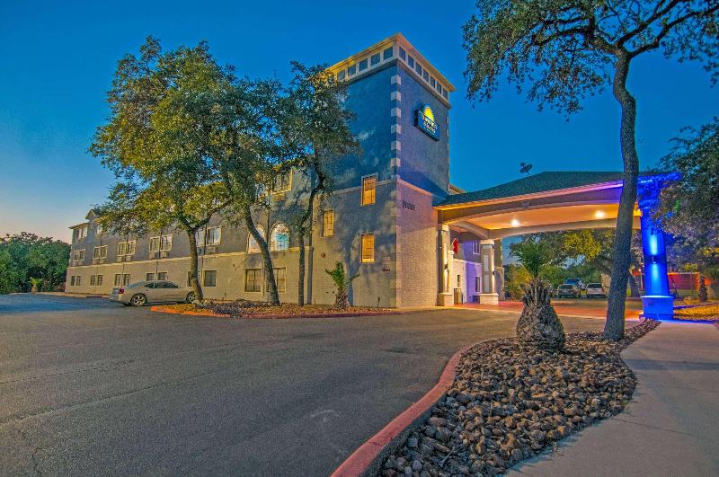 هتل Days Inn & Suites By Wyndham San Antonio North/stone Oak