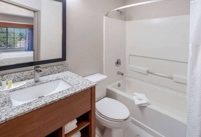 בית מלון כפרי Days Inn & Suites By Wyndham Greeley