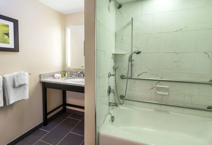 هتل Doubletree By Hilton Cape Cod Hyannis