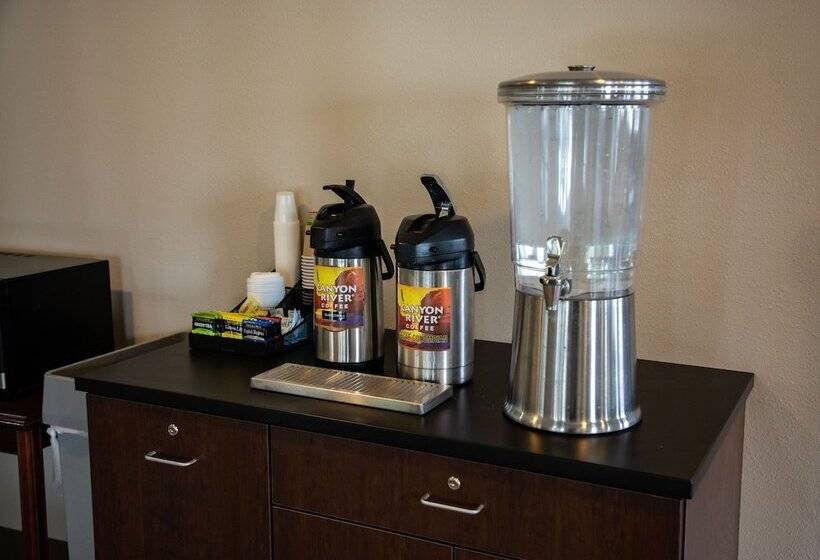 호텔 Lomira Inn And Suites