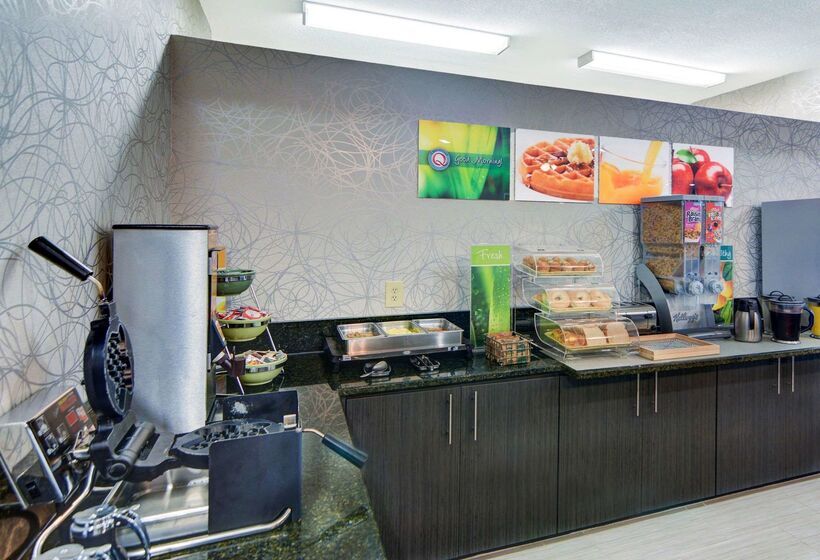 호텔 Quality Inn & Suites