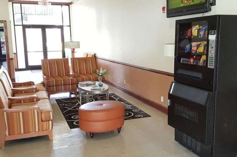 فندق Red Carpet Inn & Suites