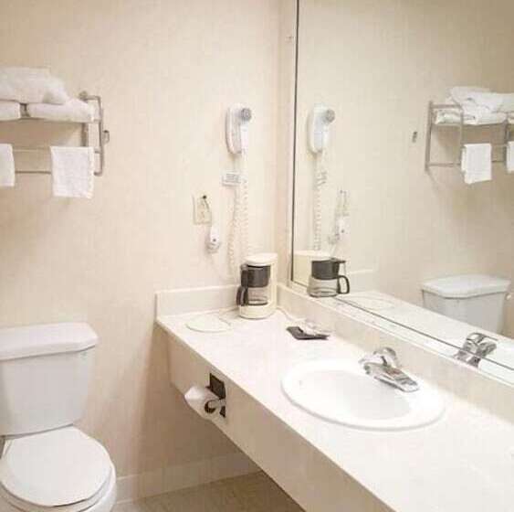 فندق Red Carpet Inn & Suites
