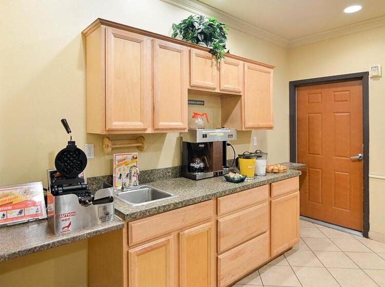 בית מלון כפרי Rodeway Inn Carrollton I 35e