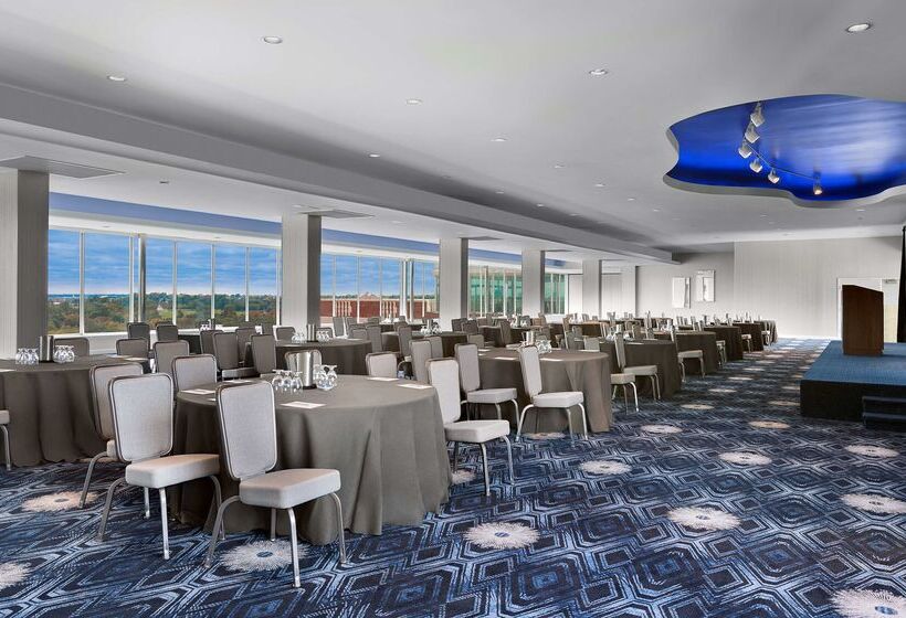 هتل The Royal Sonesta Chase Park Plaza St. Louis